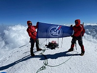 Флаг с символикой ЗиДа на вершине Казбека 