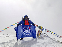 Флаг ЗиДа на высоте 7134 метра над уровнем моря 